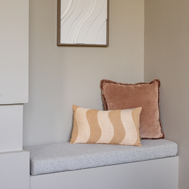 PRE-ORDER Kotabo sierkussen beige met verticale golvenprint – 30 x 50 cm – Bold Beige X White