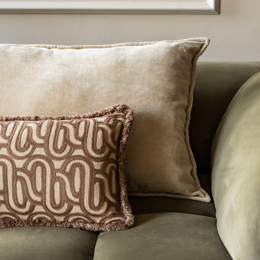 PRE-ORDER Kotabo sierkussen met swirl print en franjes – 30 x 50 cm – Bold Beige