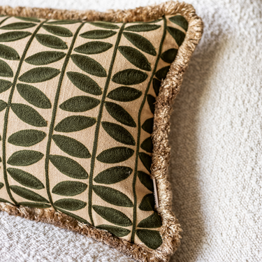 PRE-ORDER Kotabo sierkussen met butterfly print en franjes – 30 x 50 cm – Olive Oasis