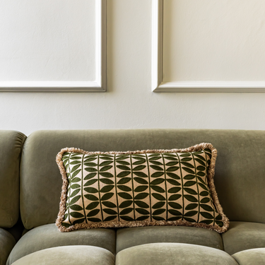 PRE-ORDER Kotabo sierkussen met butterfly print en franjes – 30 x 50 cm – Olive Oasis