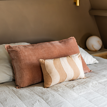 PRE-ORDER Kotabo sierkussen beige met verticale golvenprint – 30 x 50 cm – Bold Beige X White