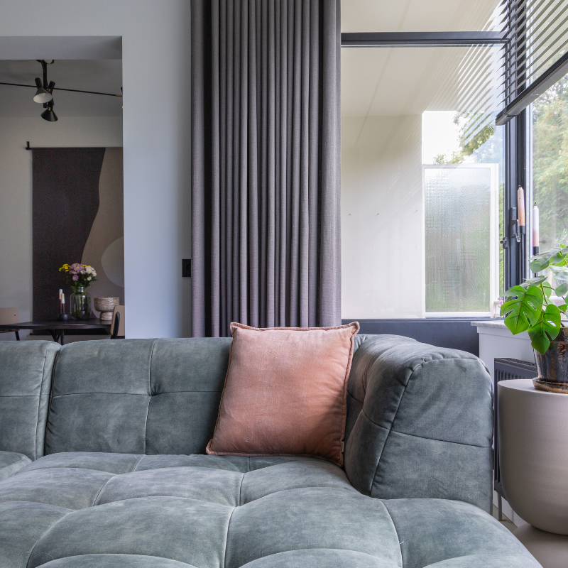 Welke sierkussens passen perfect op een groene bank?