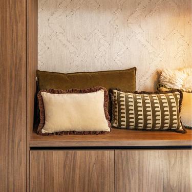 Coussin décoratif Kotabo uni beige avec bord ondulé marron – 30 x 50 cm – Butter Beige & Chocolate Chic
