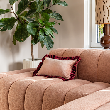 Kotabo Dekokissen in schlichtem Rosa mit bordeauxrotem Wellenrand – 30 x 50 cm – Pretty in Pink x Magical Mauve