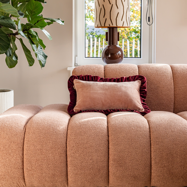 Kotabo Dekokissen in schlichtem Rosa mit bordeauxrotem Wellenrand – 30 x 50 cm – Pretty in Pink x Magical Mauve