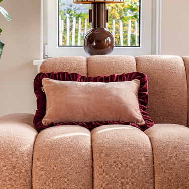 Kotabo Dekokissen in schlichtem Rosa mit bordeauxrotem Wellenrand – 30 x 50 cm – Pretty in Pink x Magical Mauve